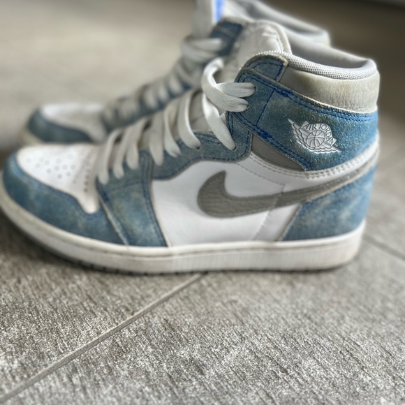 Youth size 6.5 Jordan Mid sneakers - Picture 1 of 5